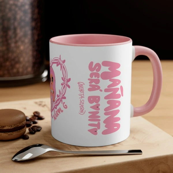 Karol G mug rosa con la frase “Mañana Será Bonito”, asa e interior rosados, estilo kawaii ideal como regalo de fan.